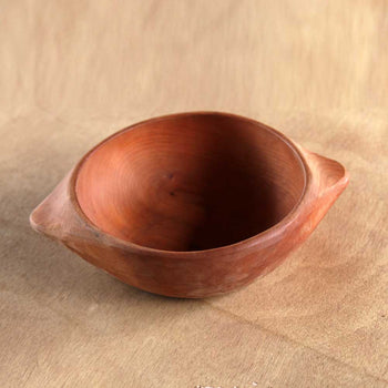 Fuente con asa tallada en Raulí