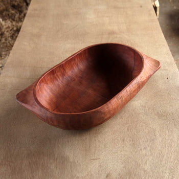 Fuente ovalada con asa tallada en raulí