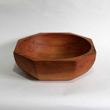 Fuente Triangular tallada en raulí