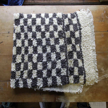 Piecera de lana de oveja tejida en telar mapuche