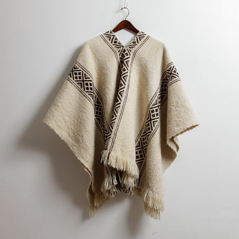 Manta Mapuche blanca con Ñimin